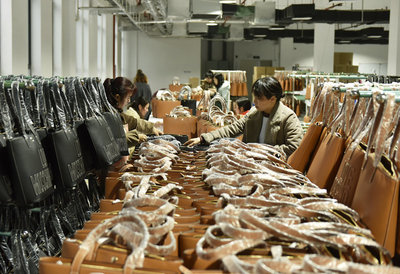 湖南蓝山:皮具箱包产销两旺 返乡人员家门口就业