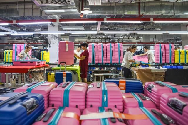 湖南日报头版丨蓝山皮具箱包产业从模仿到创新,从贴牌到创牌,“拼”出新气象,实现大跨越